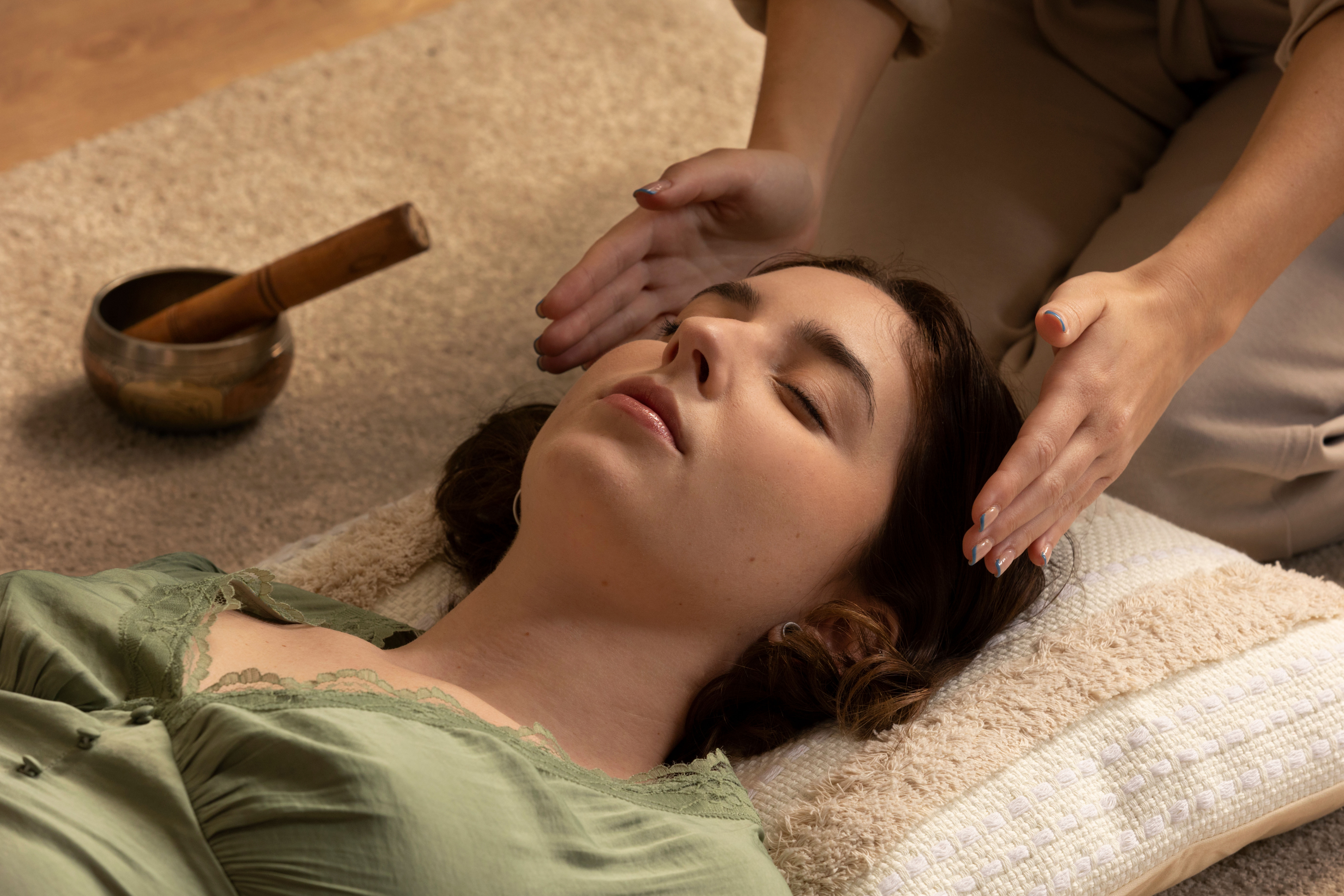 person conducting reiki therapy (2)